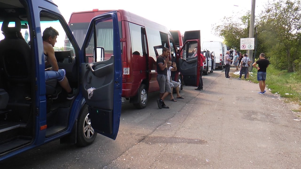 Перед митним постом "Лужанка" в черзі стоять понад 300 мікроавтобусів та 10 рейс