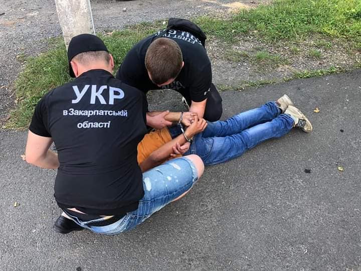 В Ужгороді озброєний підліток у масці пограбував АЗС (Фото) 