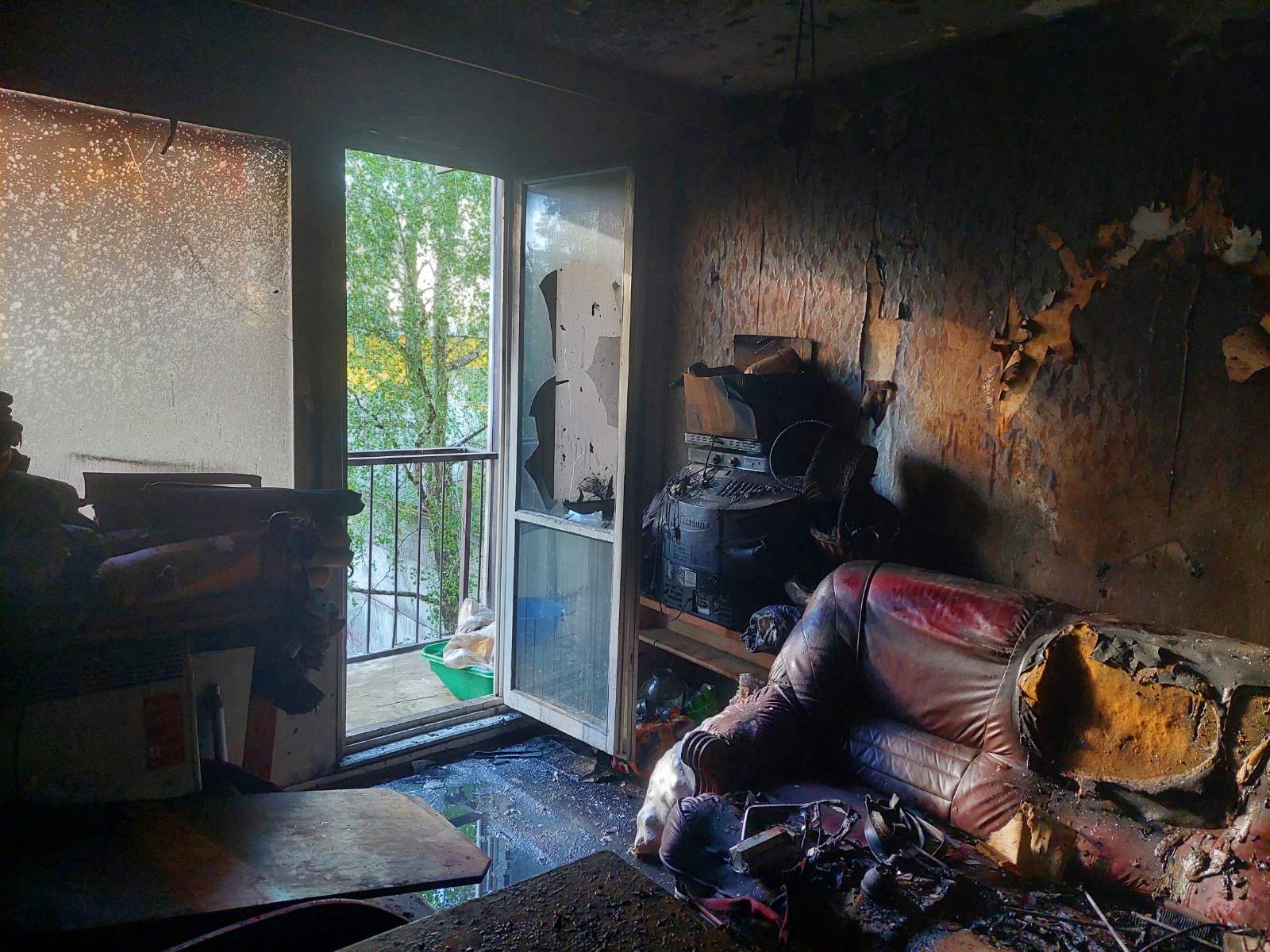 Одна з кімнат квартири після того, як пожежники загасили полум‘я