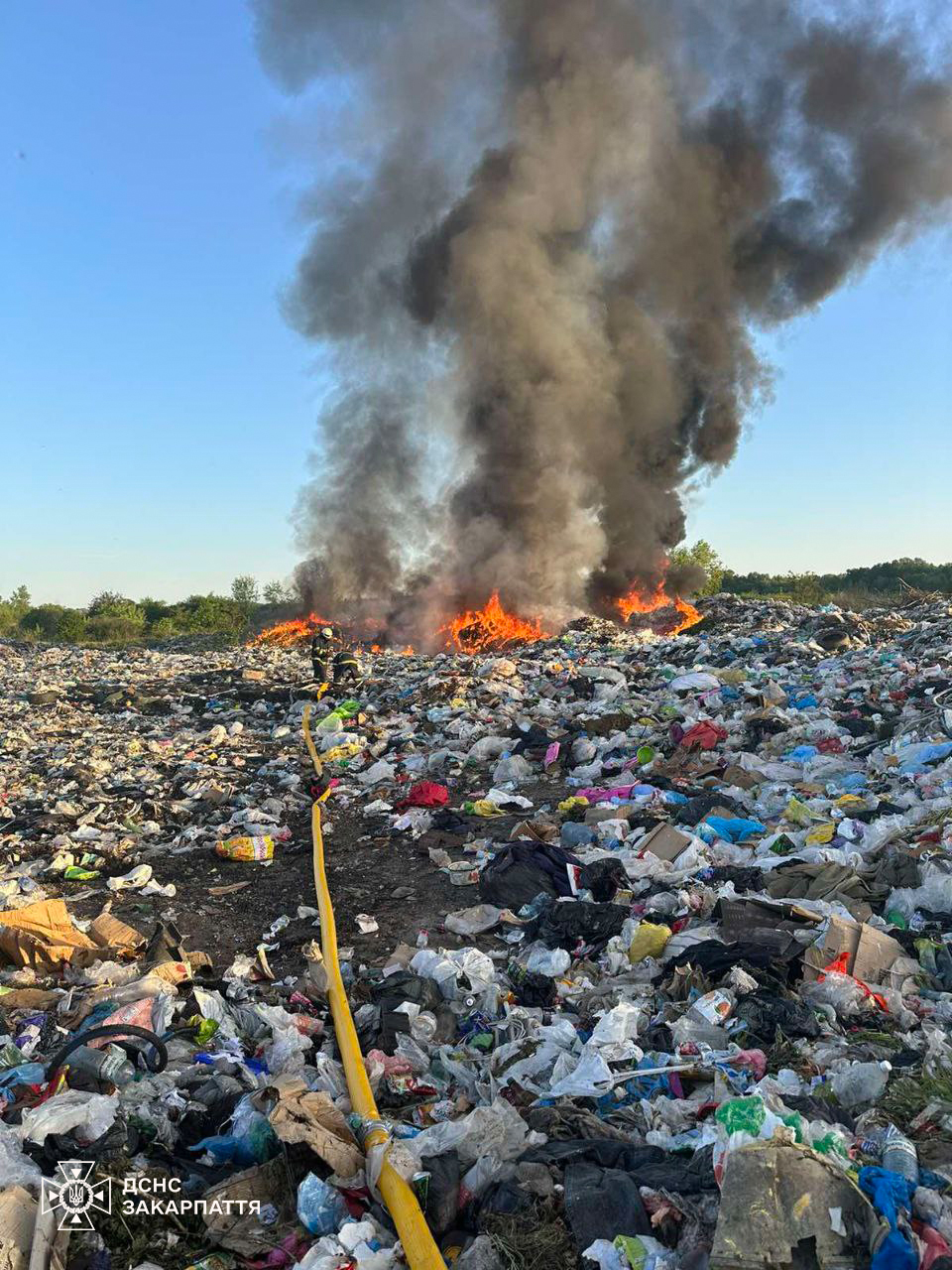 За даними ДСНС, купи сміття місцями сягають заввишки 1,8 метрів 