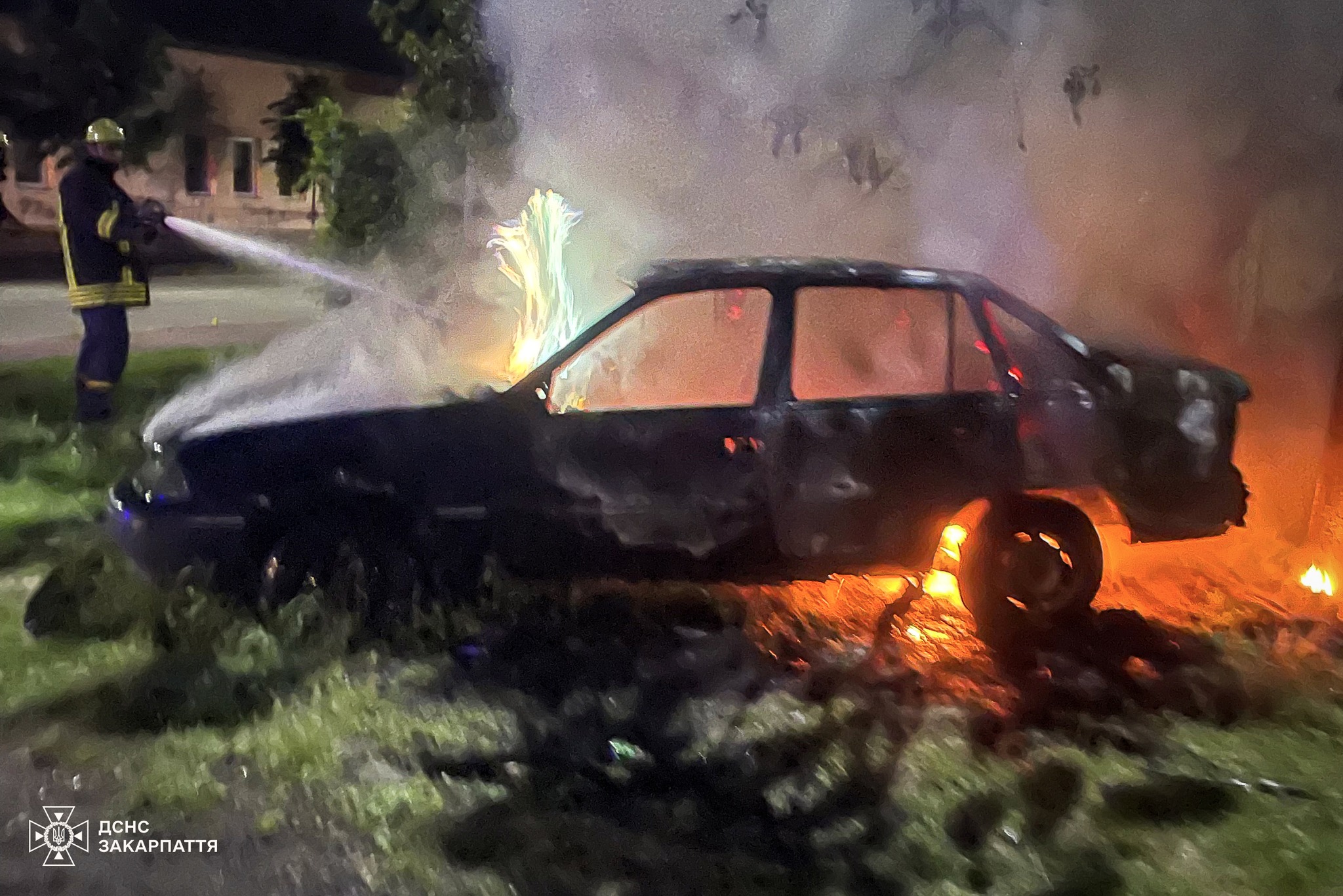 Авто на вулиці Токаря в Мукачеві під час пожежі