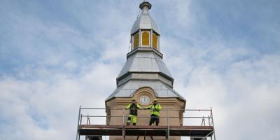 риштувальники Антон Пухніченко та Іван Шпак на вежі церкви у Дубрівці