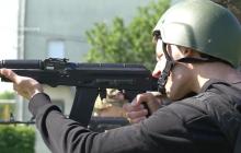 Старшокласник з Мукачева вчиться стріляти під наглядом нацгвардійця 