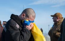 Військовий після російського полону із прапором України