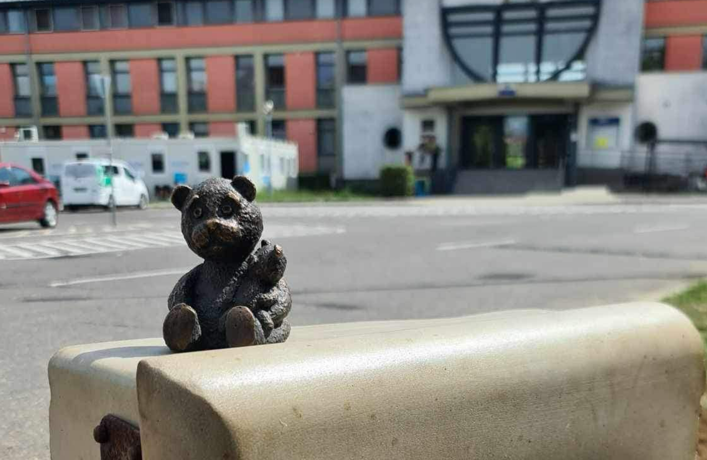 Скульптурка-ведмедик у Загоні біля вокзалу