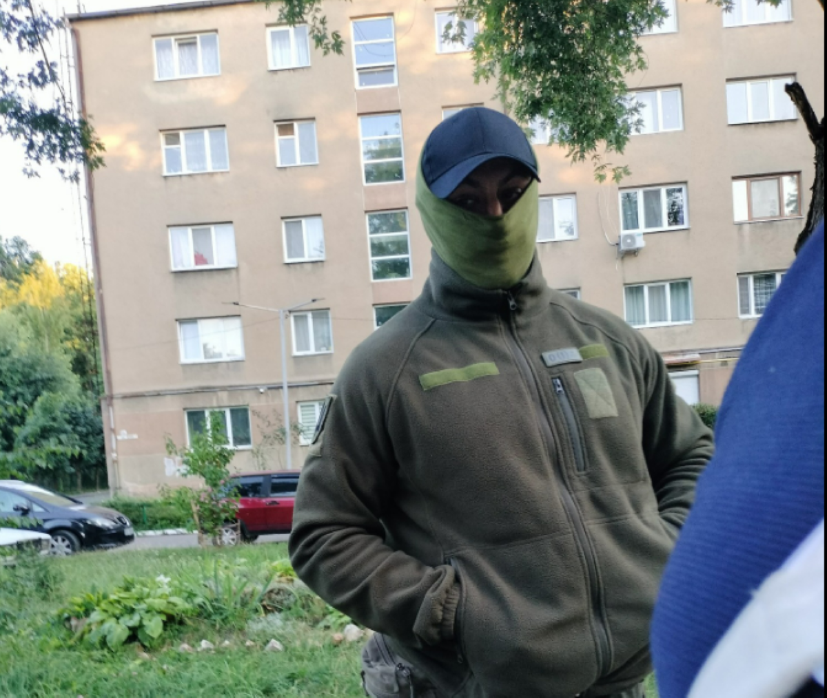 Люди в масках