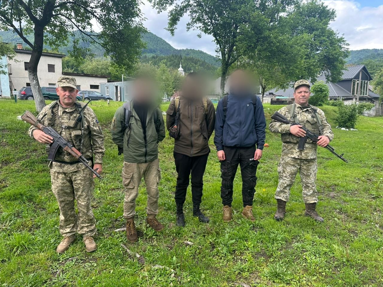 троє ухилянтів у горах