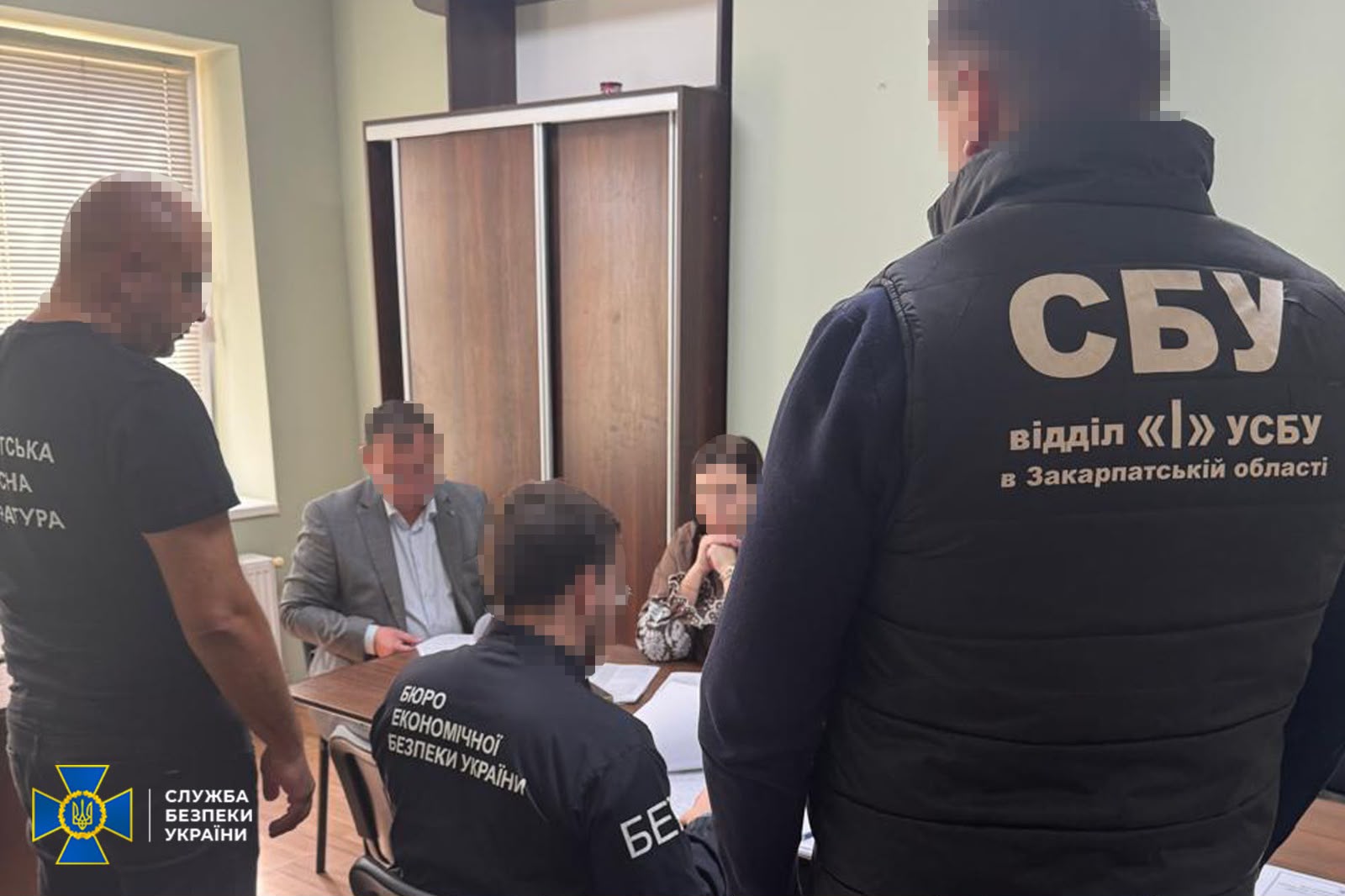 Підозрювана з правоохоронцями