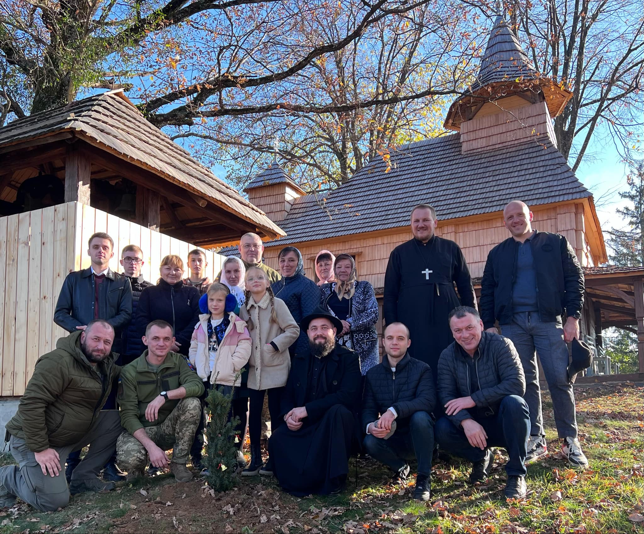 Прихожани біля церкви