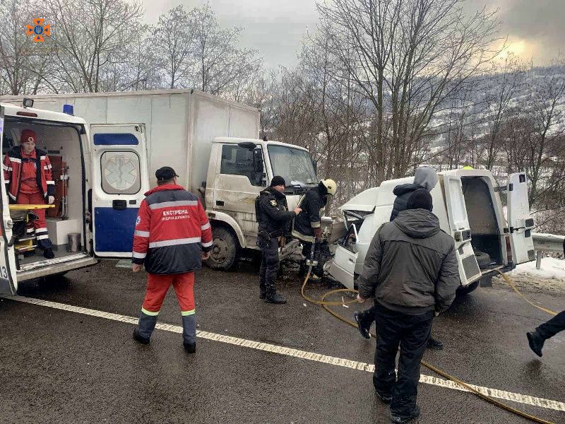 рятувальники працюють на місці аварії 