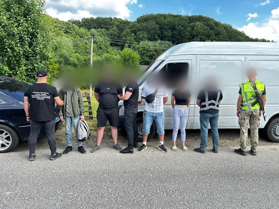 Затримані переправники ухилянтів з фургоном