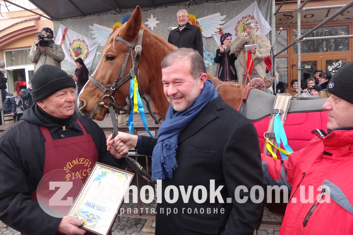 Балога і кінь. Фото дня | Новини Закарпаття і Ужгорода