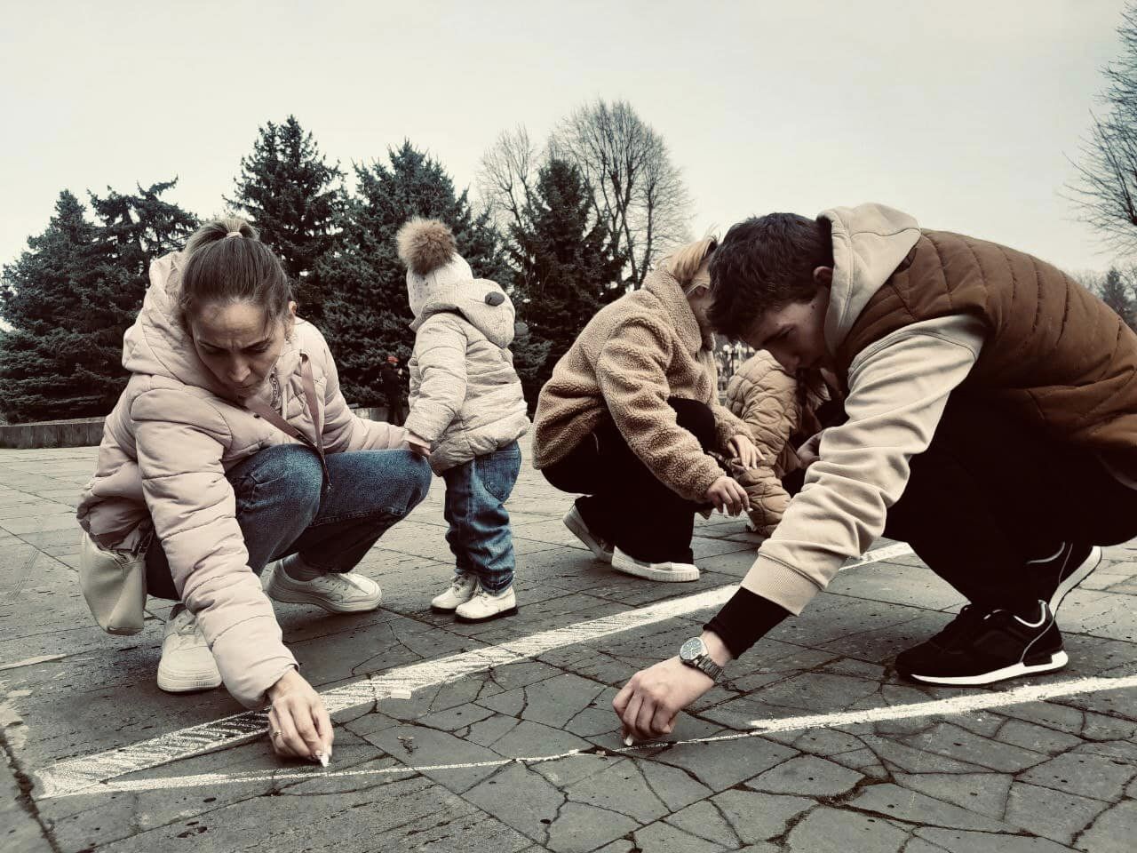 Актори наносять напис "Діти" на площі біля драмтеатру в Ужгороді