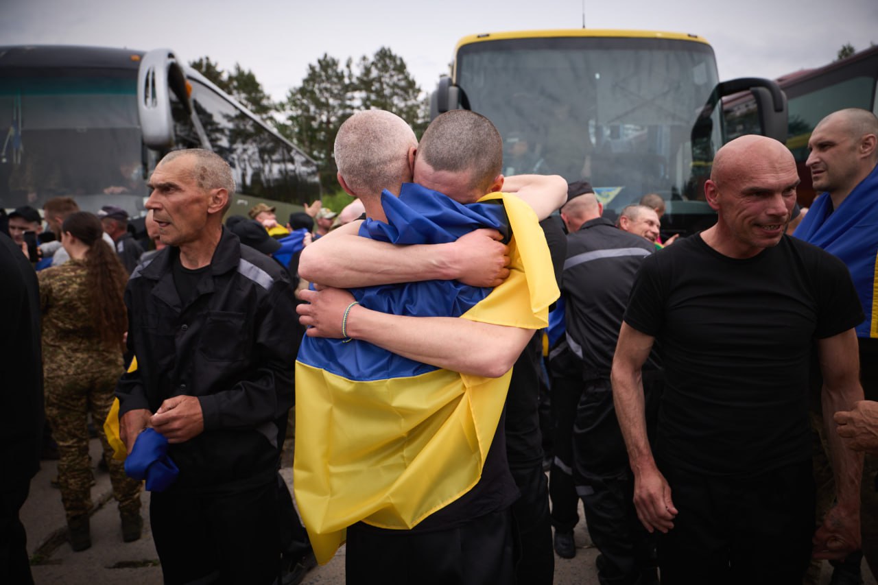 Обійми військових