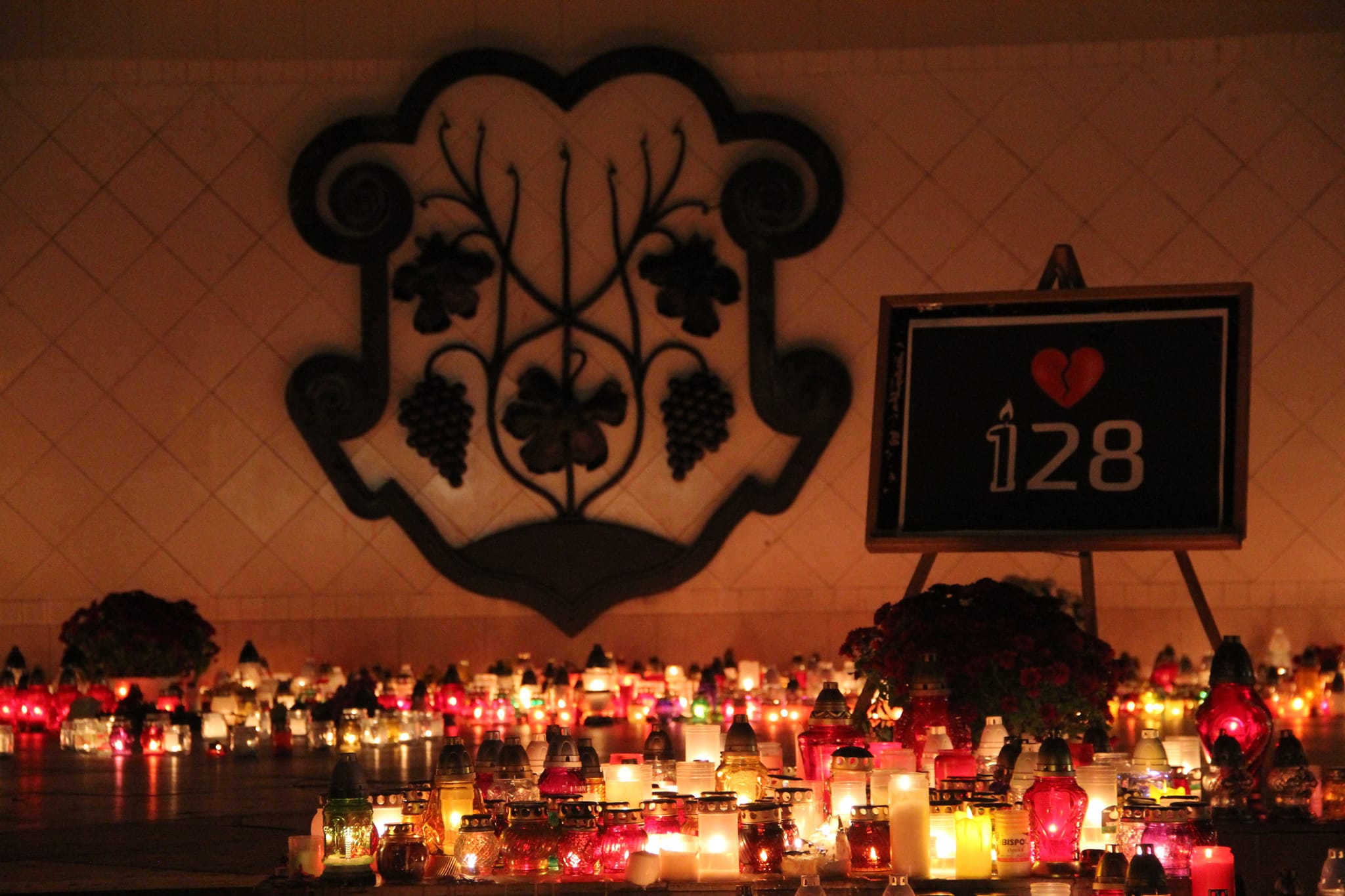 Свічки у пам'ять про загиблих військових 128-ї бригади на площі Театральній в Ужгороді