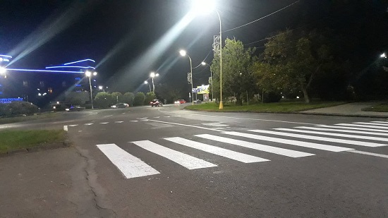 Вночі на вулицях Ужгорода наносили дорожню розмітку - фарбою з світловідбивальними скляними мікрокульками