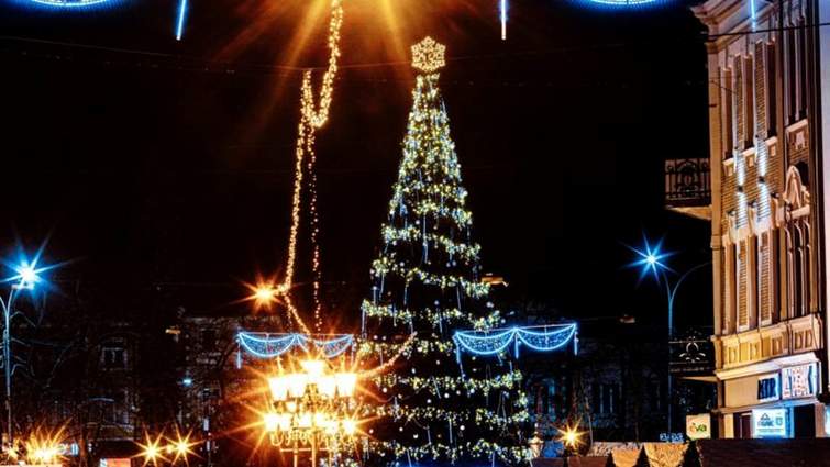 Ялинка в Ужгороді на площі Петефі