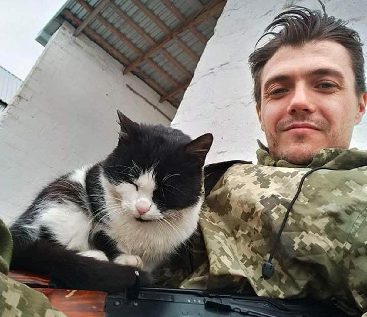 Святослав Сойко із бойовим котом