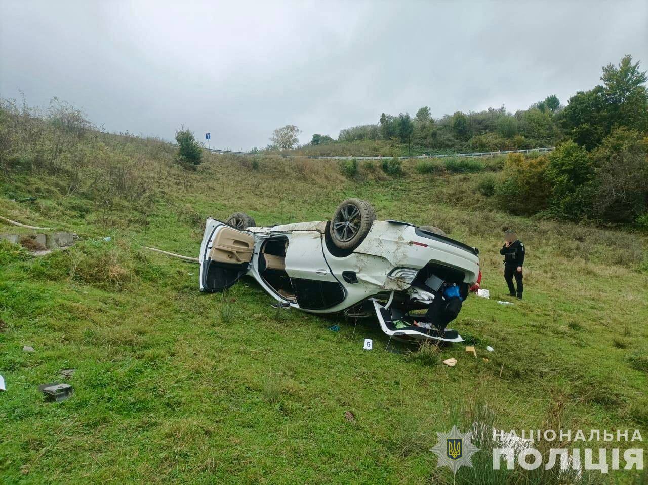 Автомобіль перекинувся на узбіччя