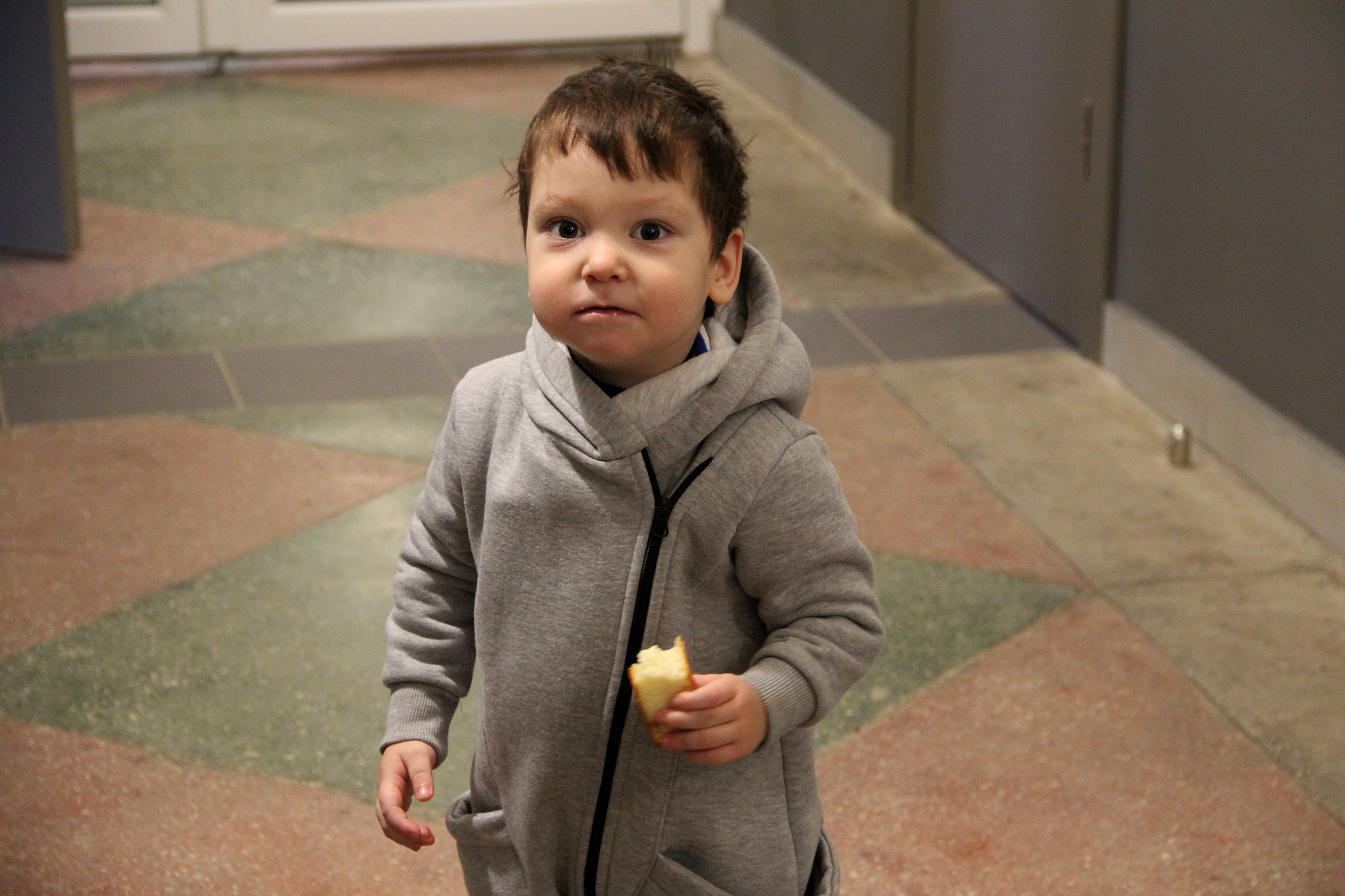 Хлопчик у коридорі шелтеру для переселенців у Нижньому Селищі