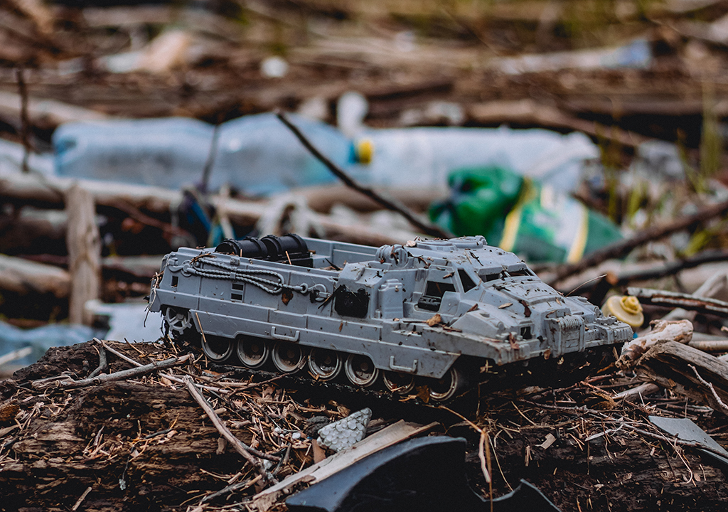 Іграшковий танк серед сміття на березі Вільшанського водосховища