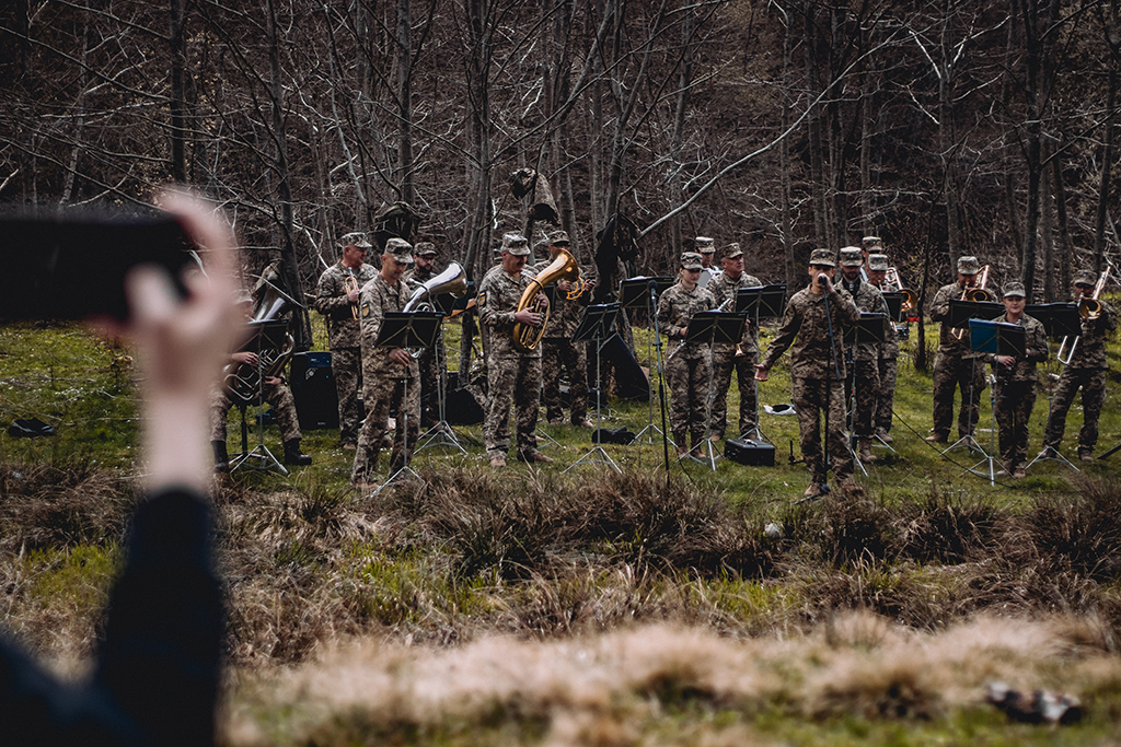 Військовий оркестр грає на березі Вільшанського водосховища