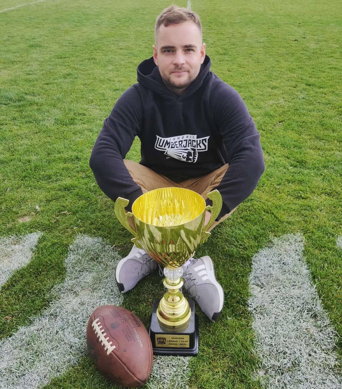 Данило Богуславський з нагородою з американського футболу