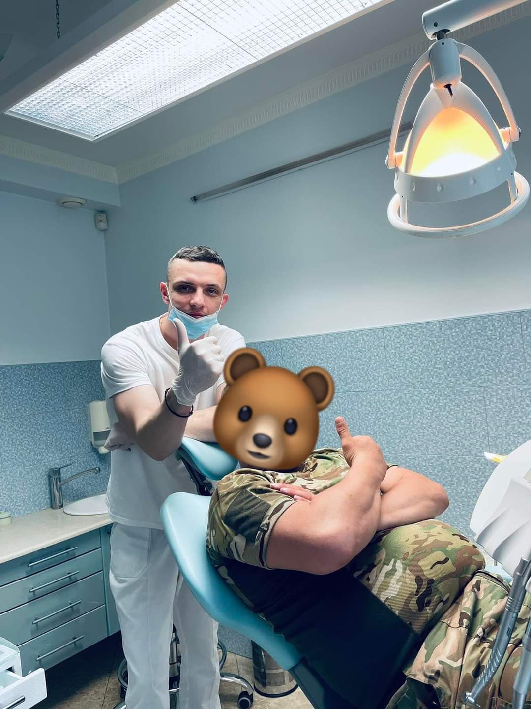 Стоматолог із пораненим військовим