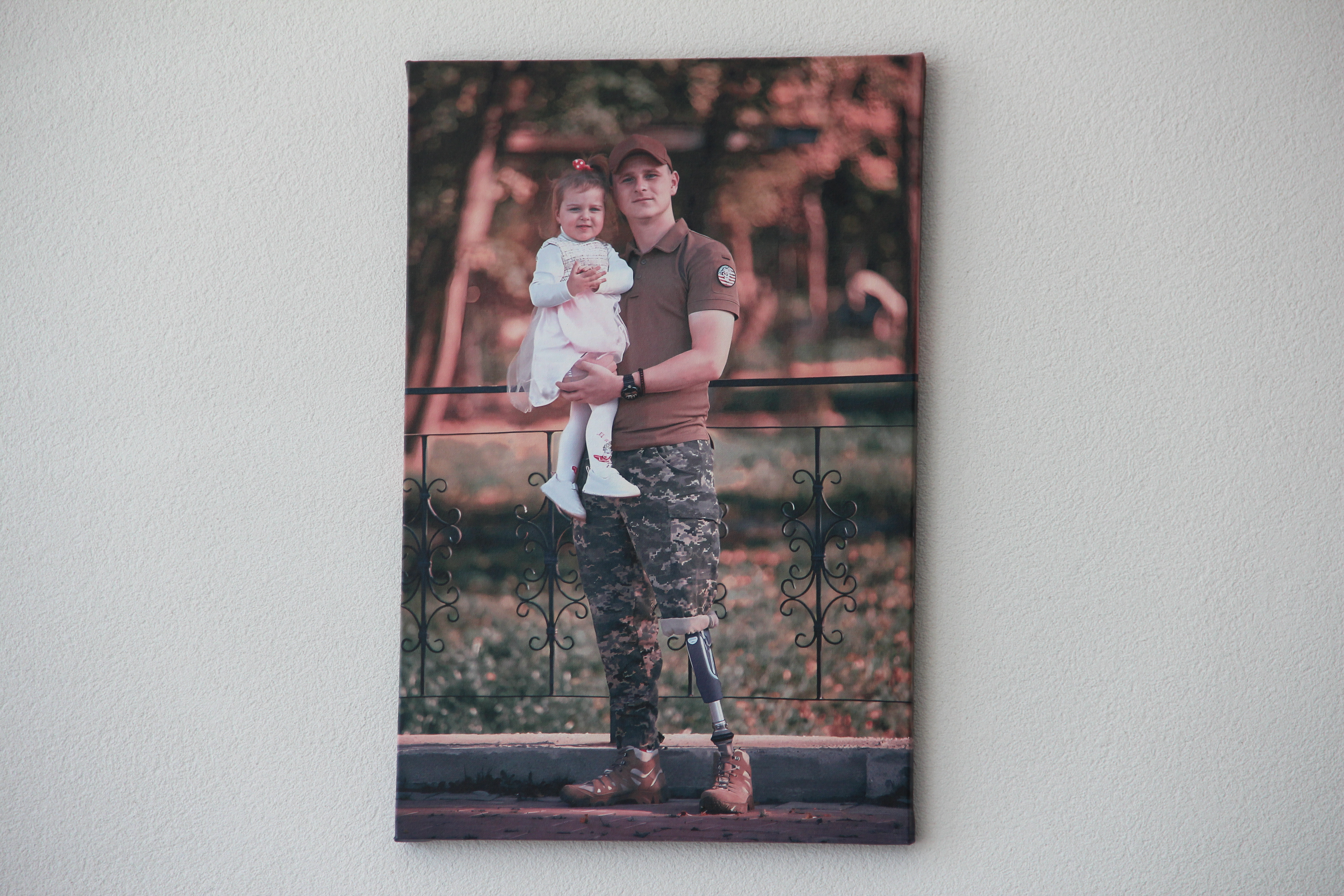 Військовий з протезом і дитиною на руках