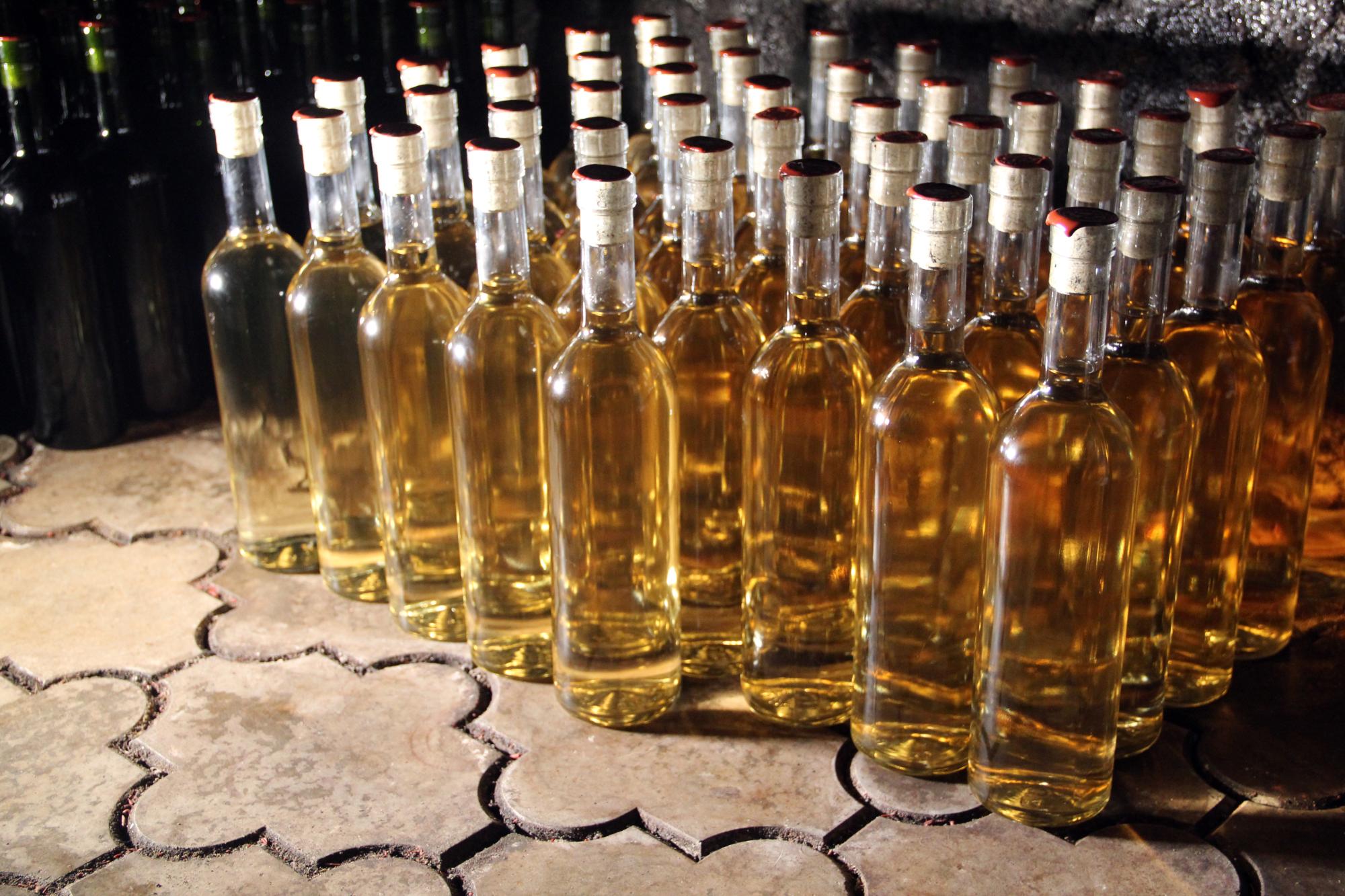 Вино біле виробництва родини Надь