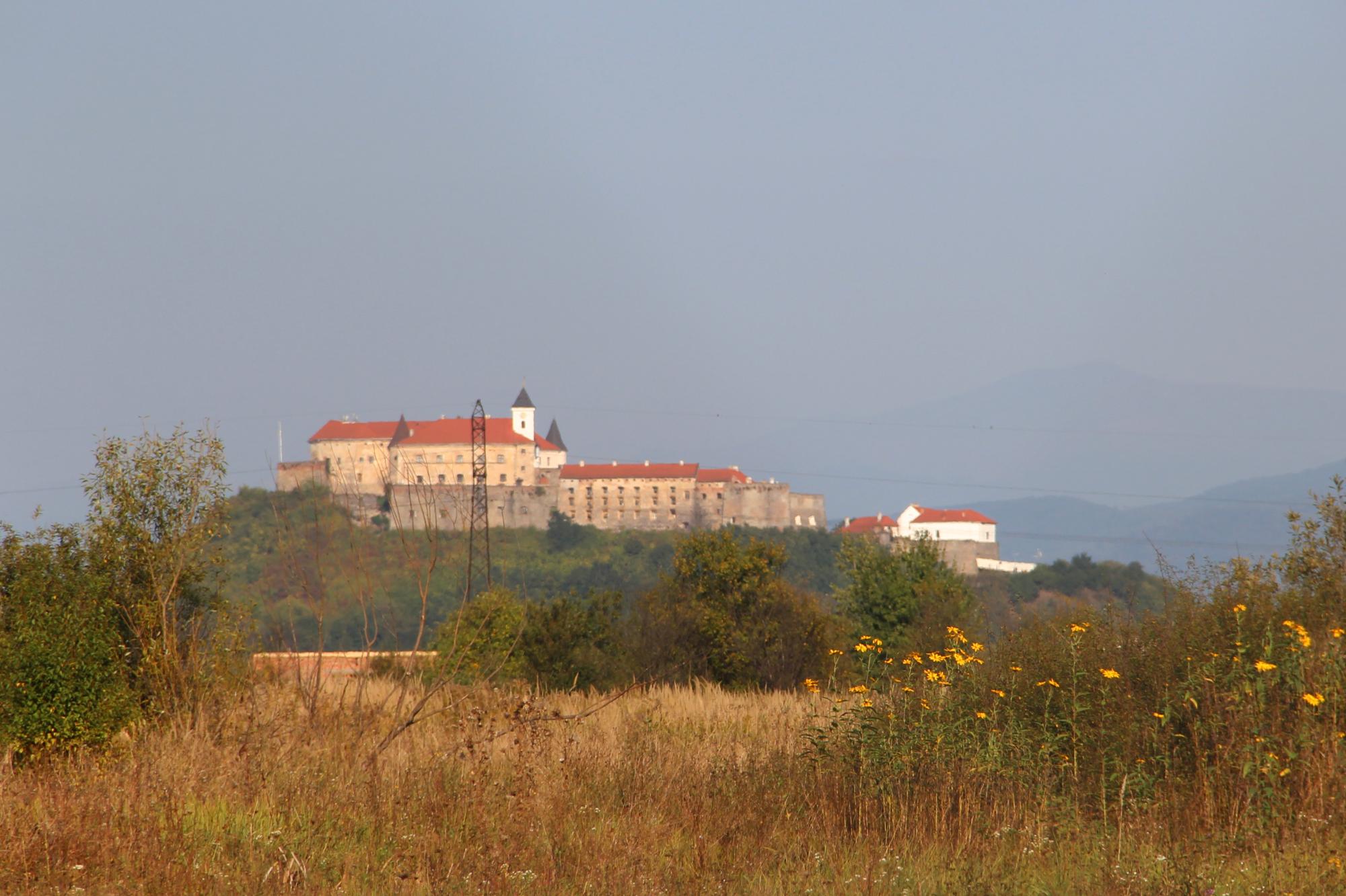 Вид на Мукачівський замок з виноградників у Ключарках