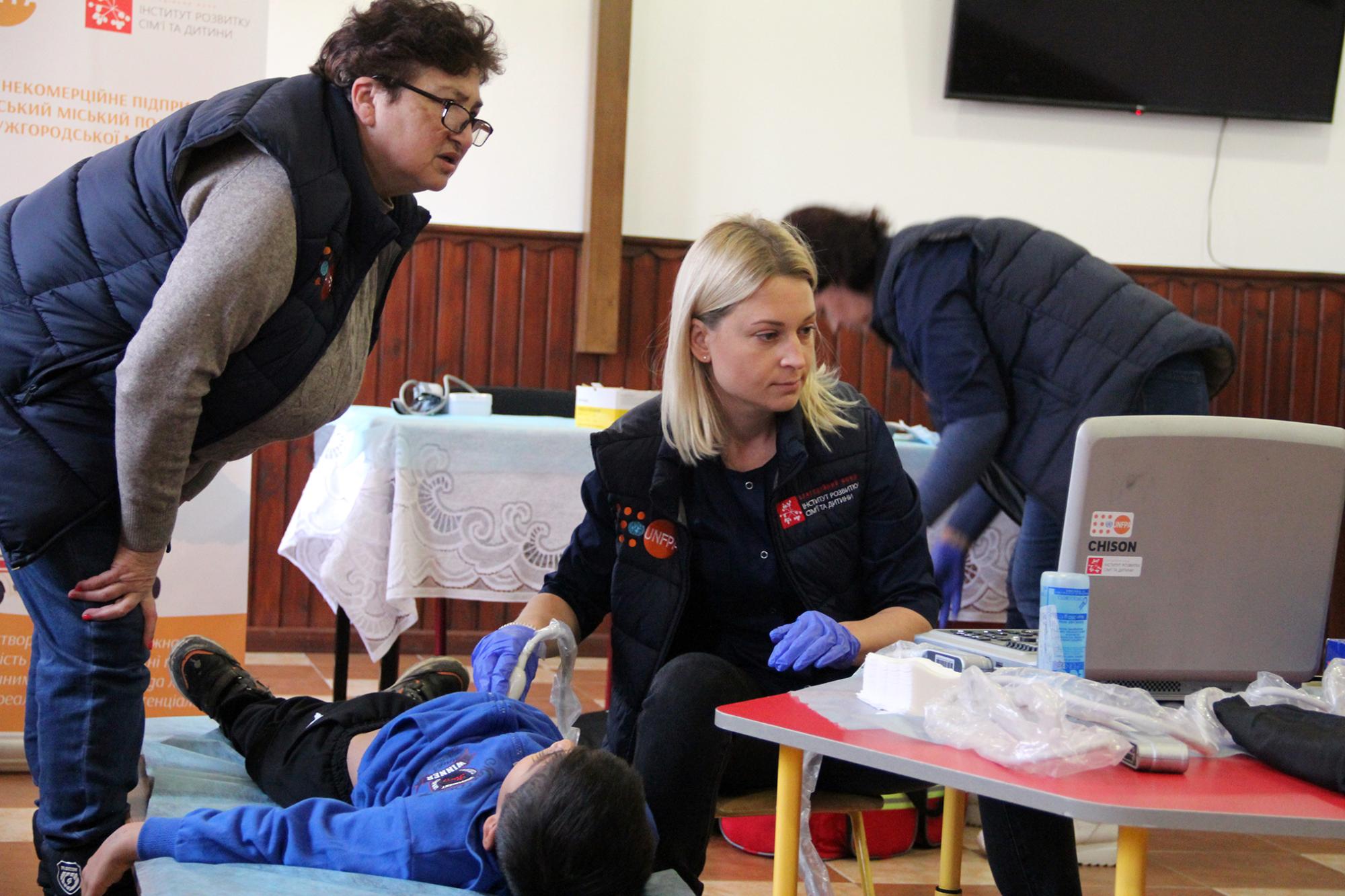 Лікарі мобільної бригади оглядають хлопчика