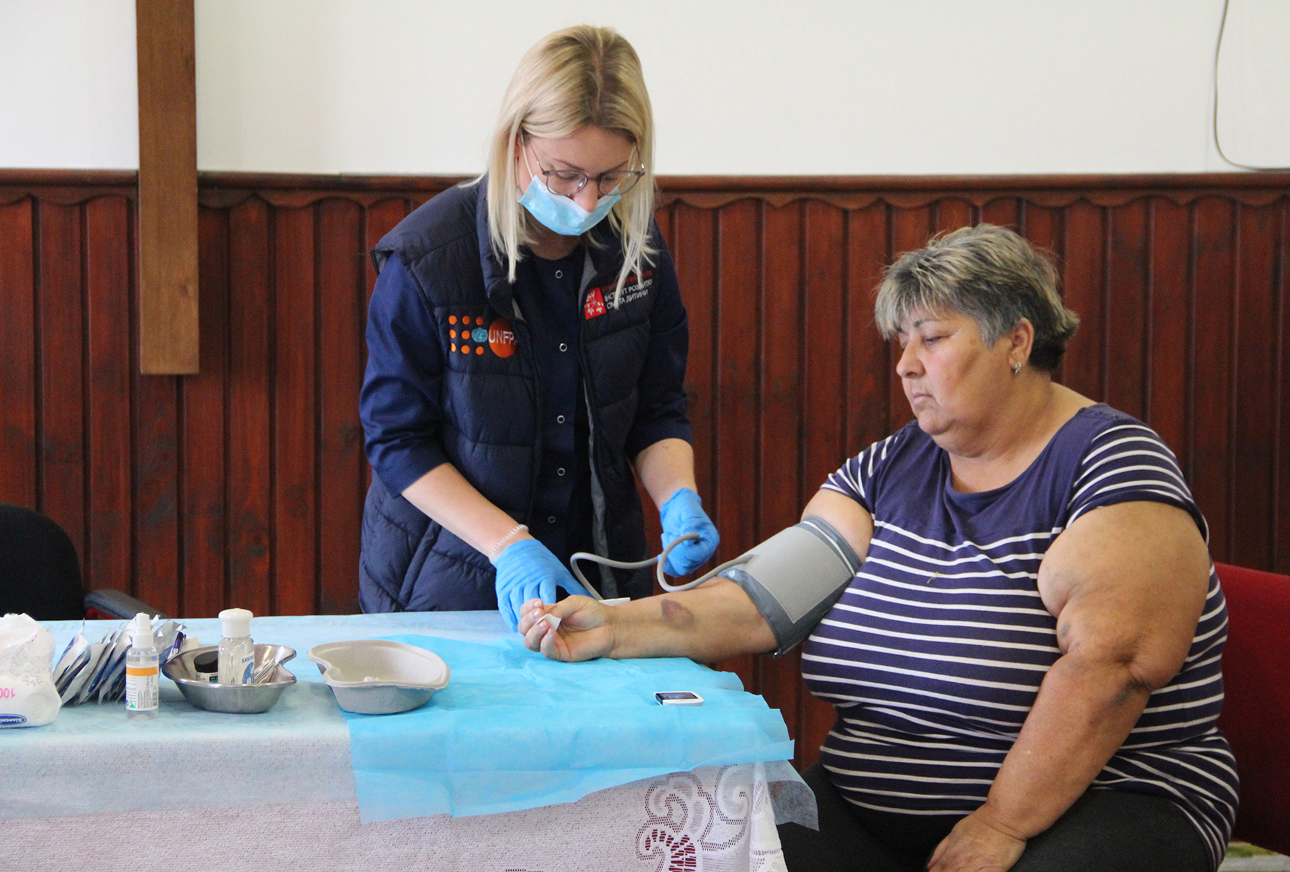 Жінці із села Великі Береги вимірюють тиск