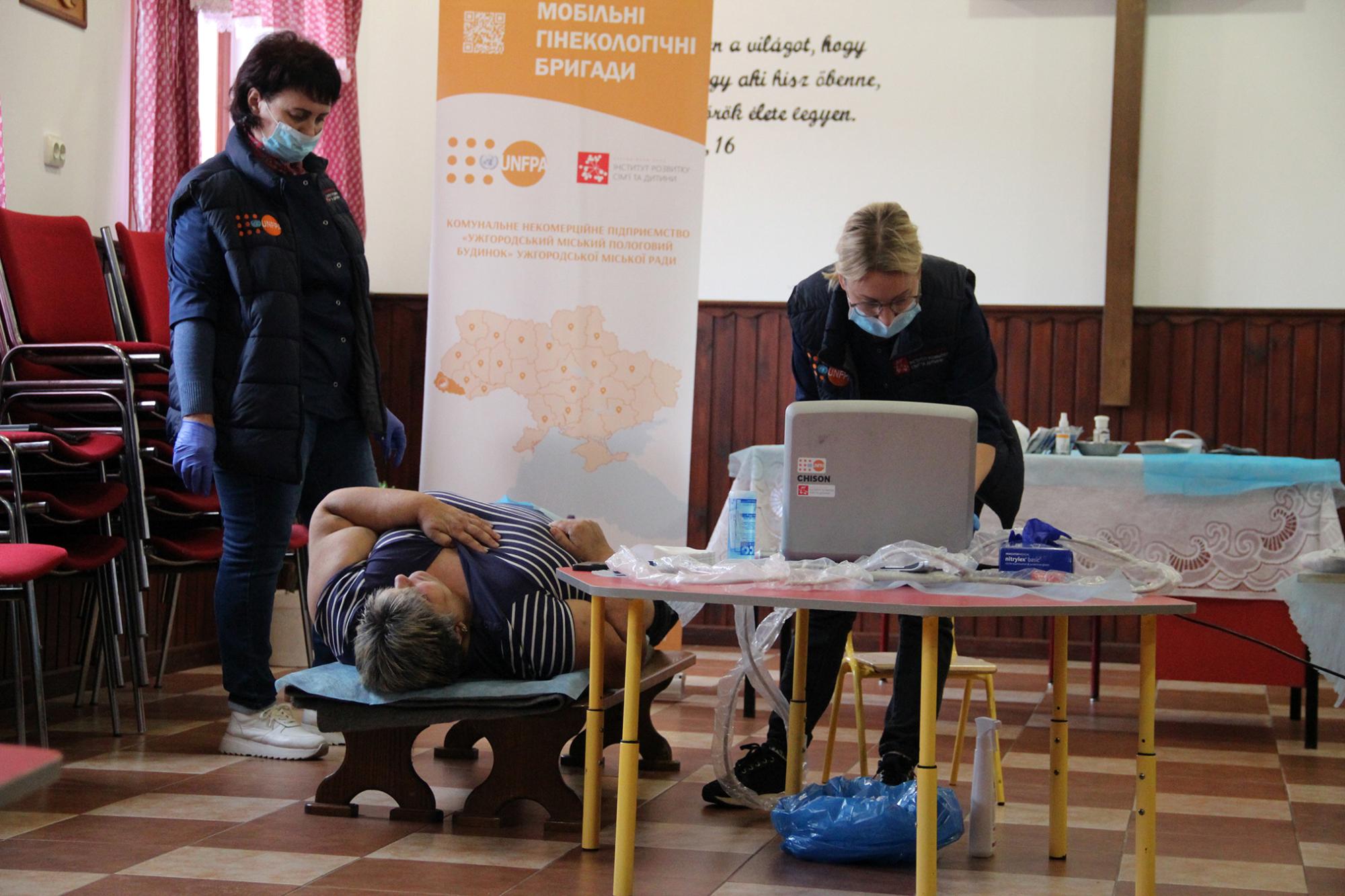 Пацієнті виконують ультразвукову діагностику