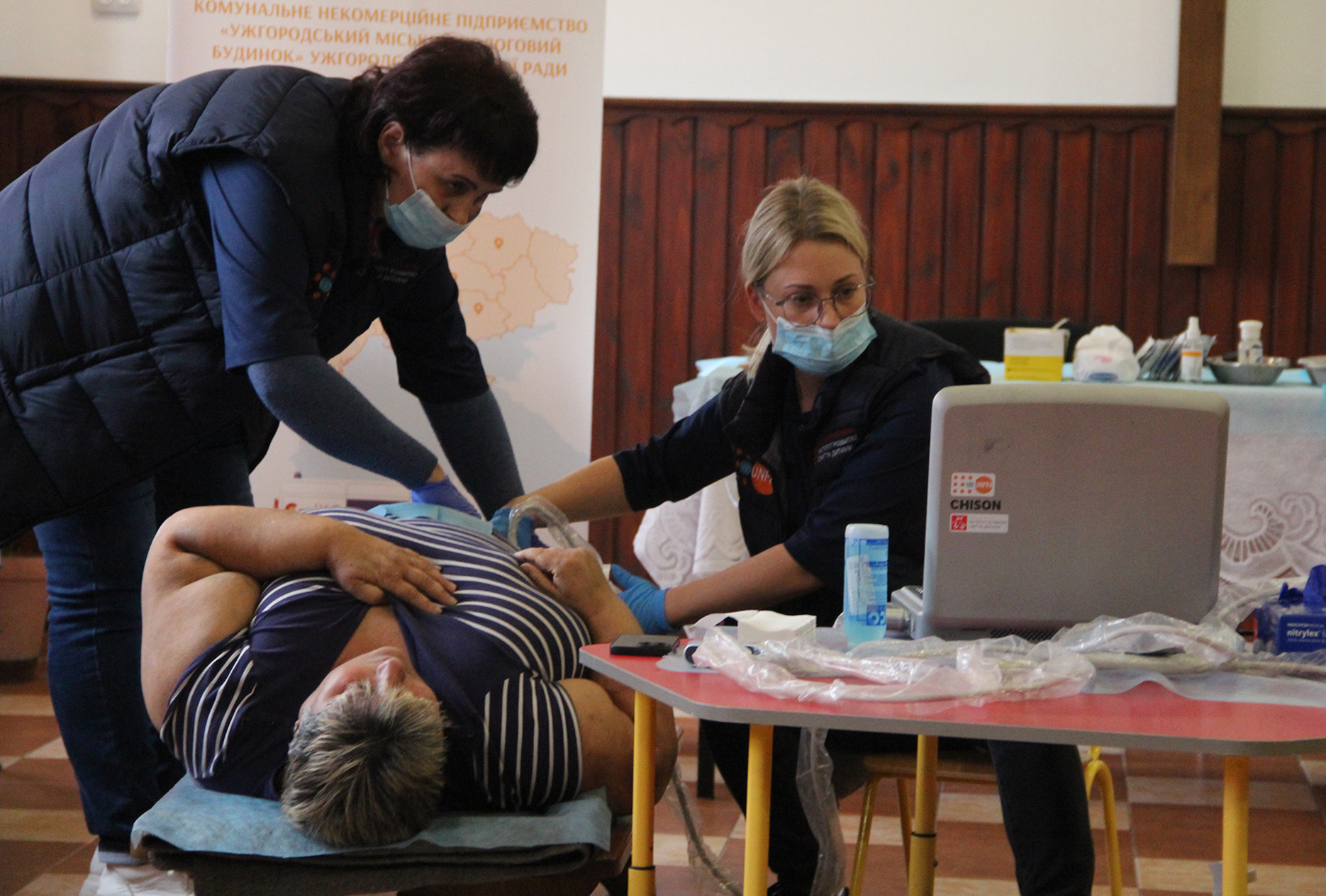 Пацієнті виконують ультразвукову діагностику двоє лікарок