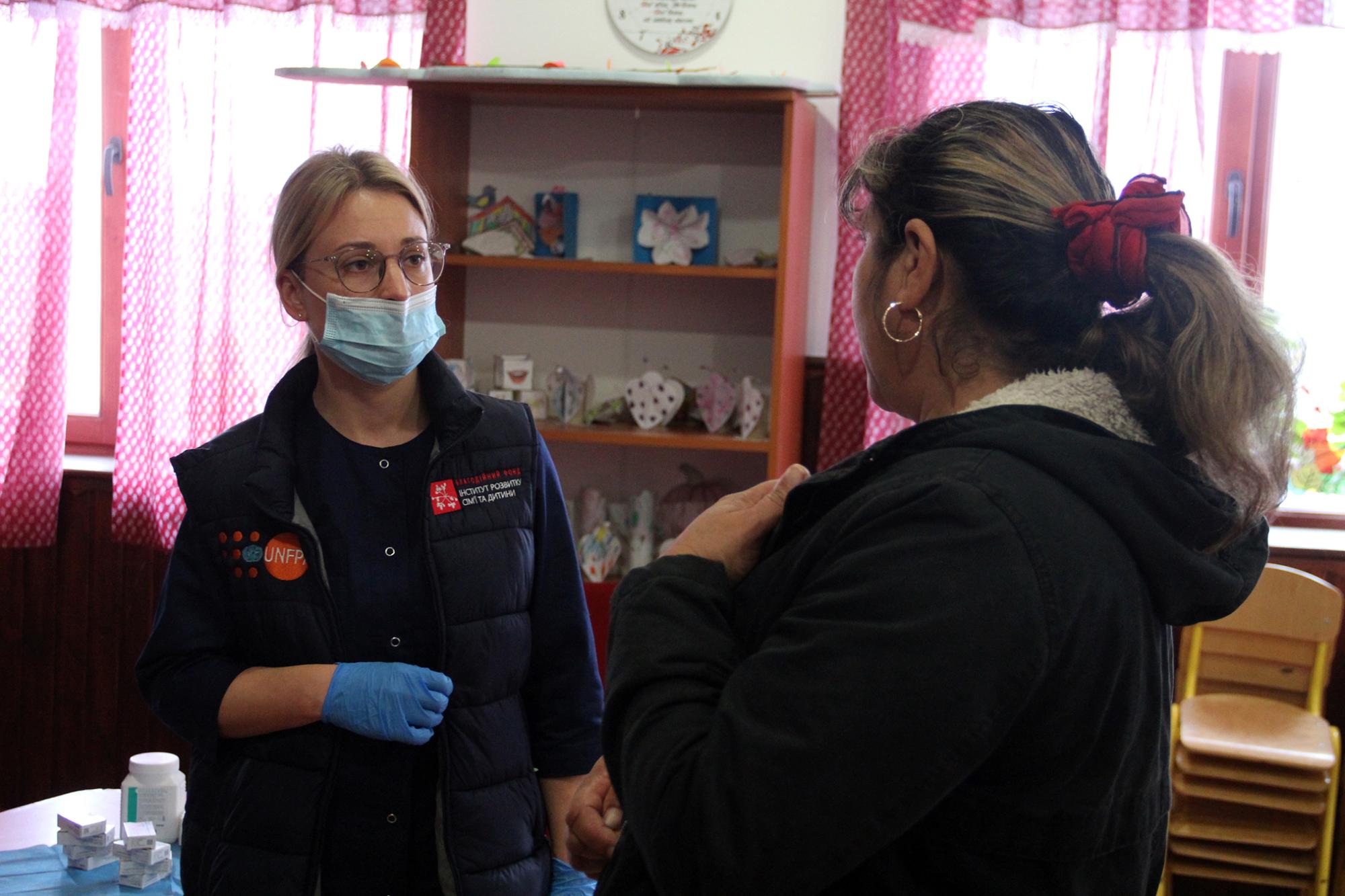 Вікторія Боднар спілкується угорською із однією із пацієнток