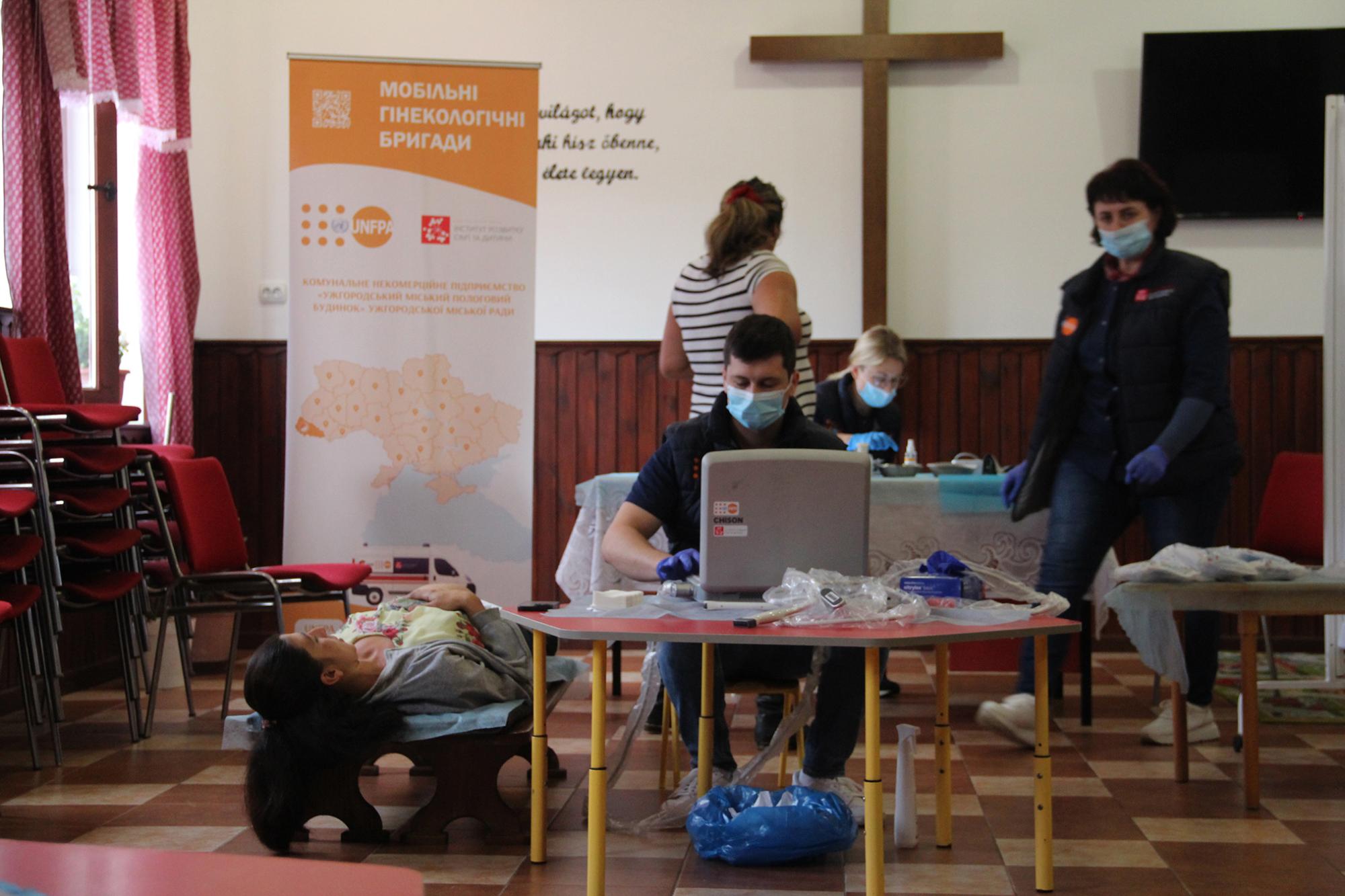 Свястолав Боршош виконує УЗД вагітній