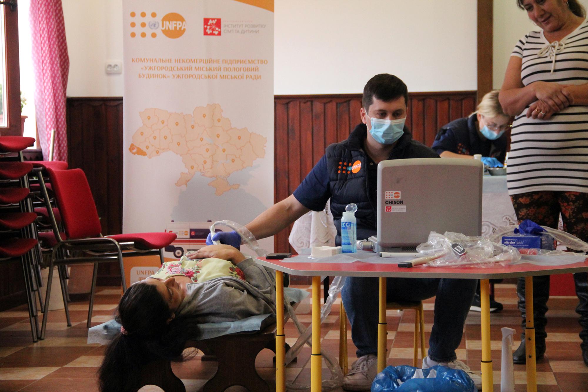 Свястолав Боршош виконує УЗД вагітній