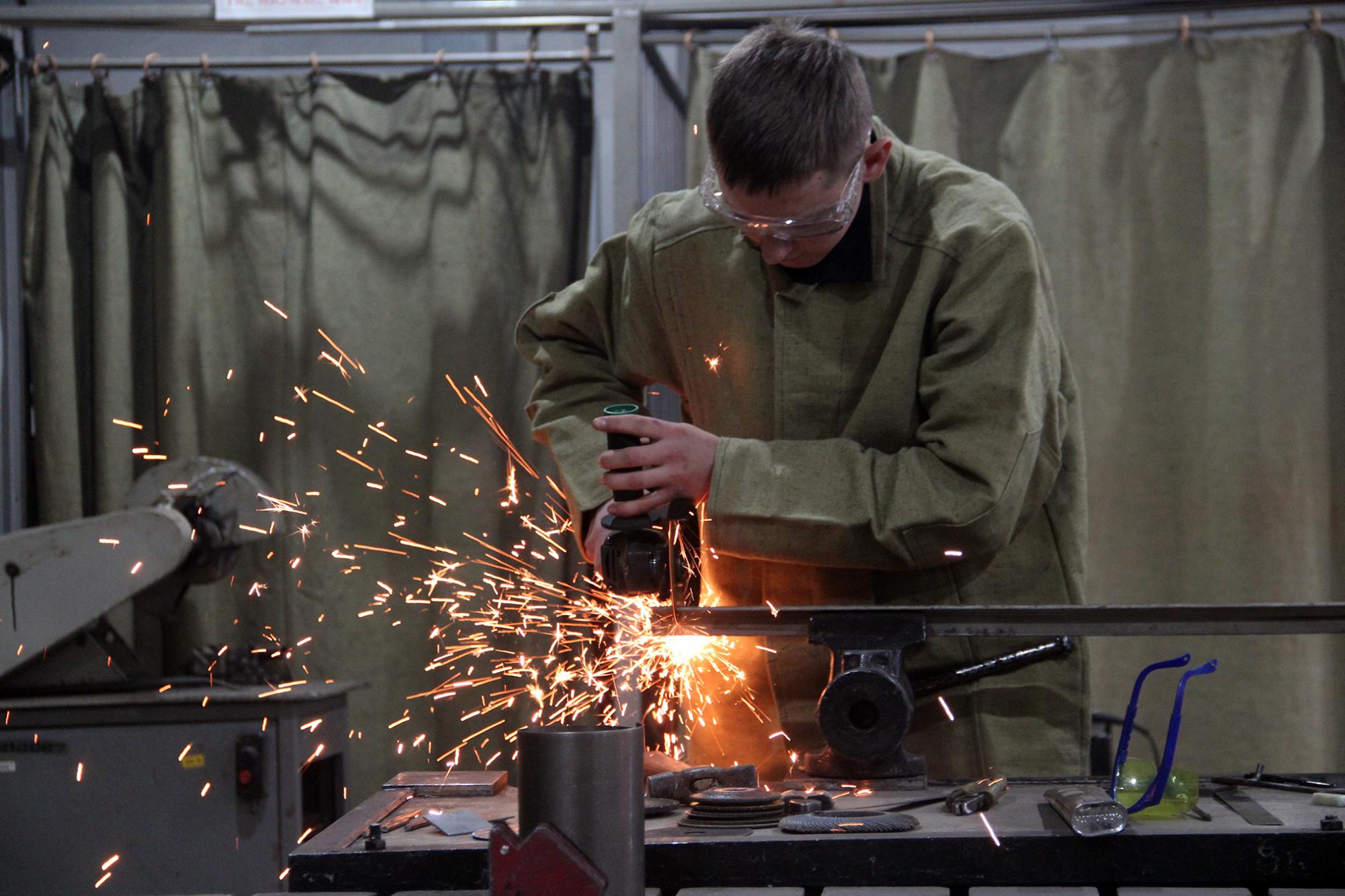 Студент за роботою у майстерні ПТУ