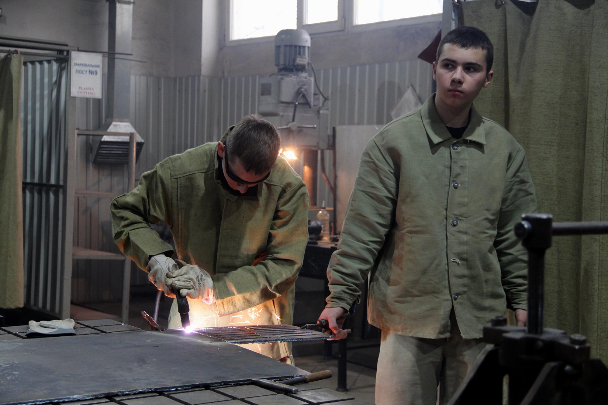 Робота над виготовленням деталей для буржуйки для військових