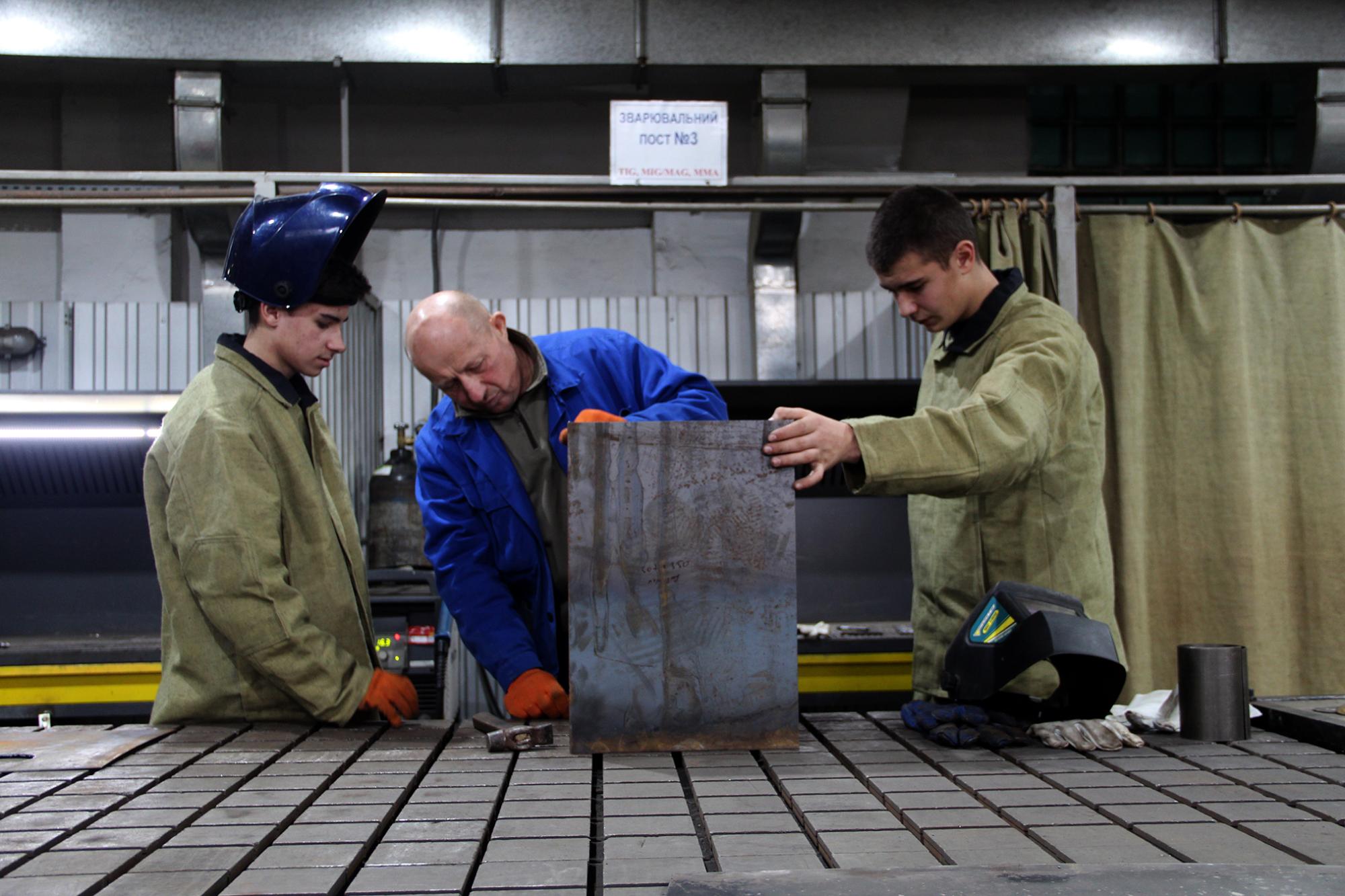 Майстер Сергій Галишич зі студентами працюють у майстерні