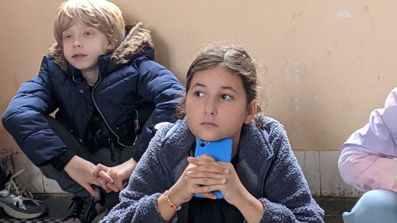 Діти слухають історію