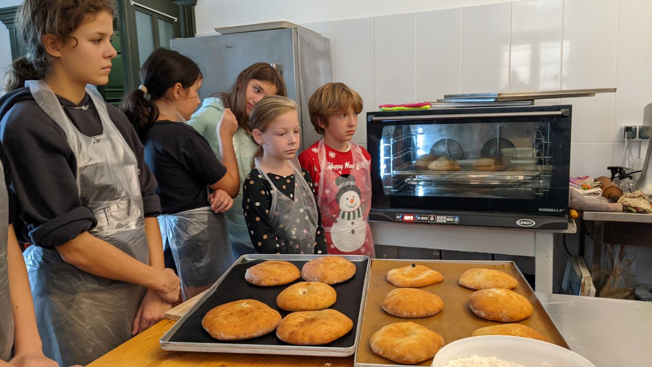 Діти печуть хліб