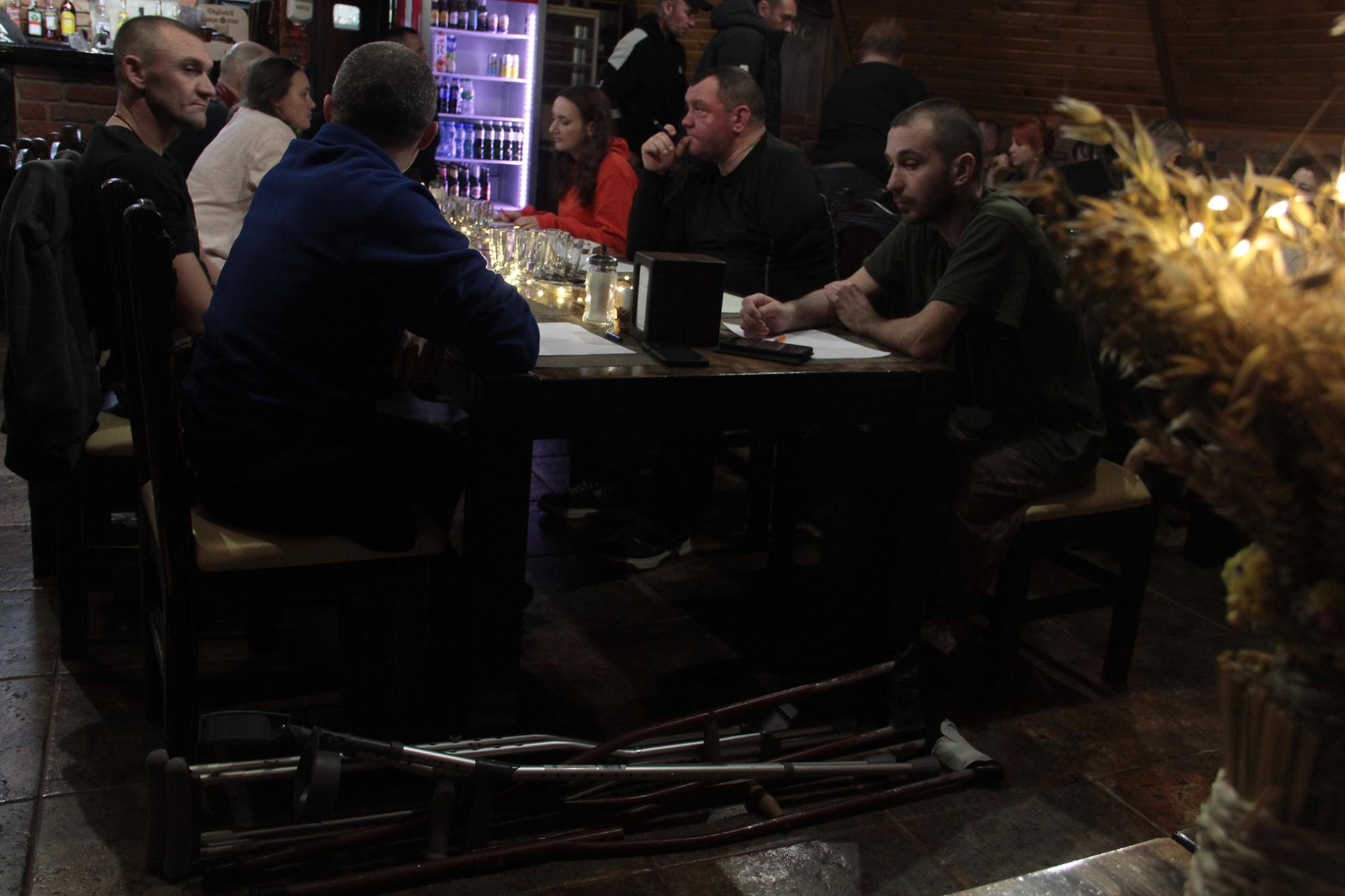 Військові за столом під час вечері