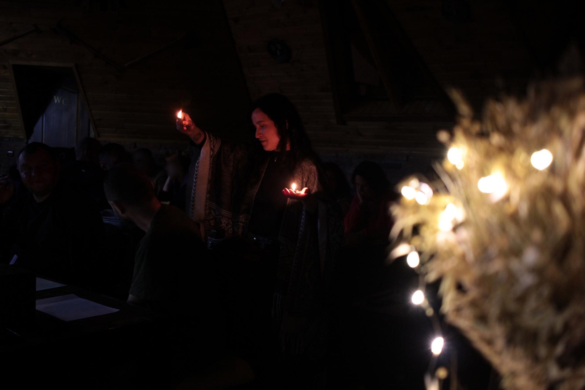 Христя Шукаль проводить терапевтичні практики з учасниками