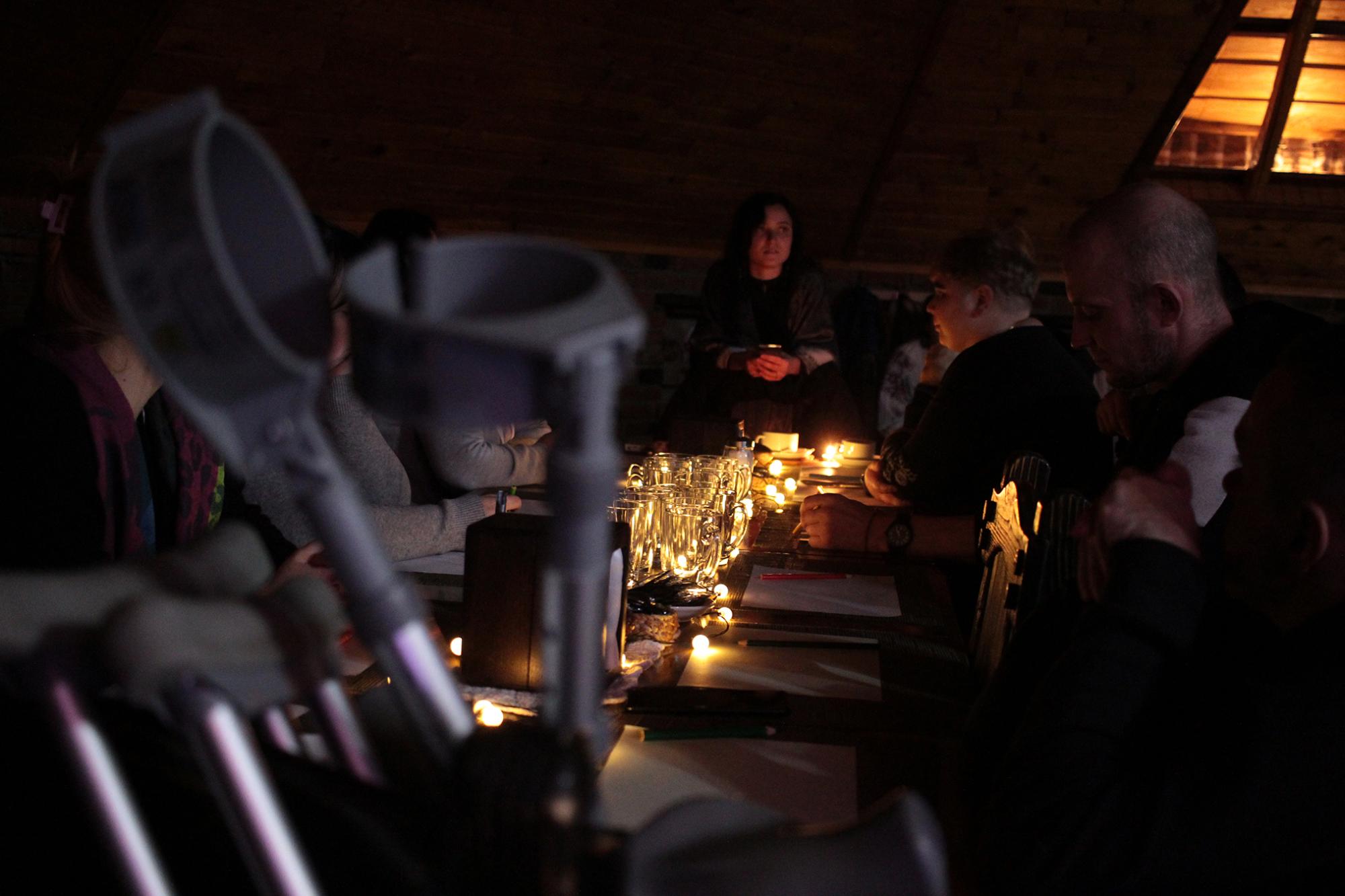 Милиці біля столу, де сидять учасники поїздки