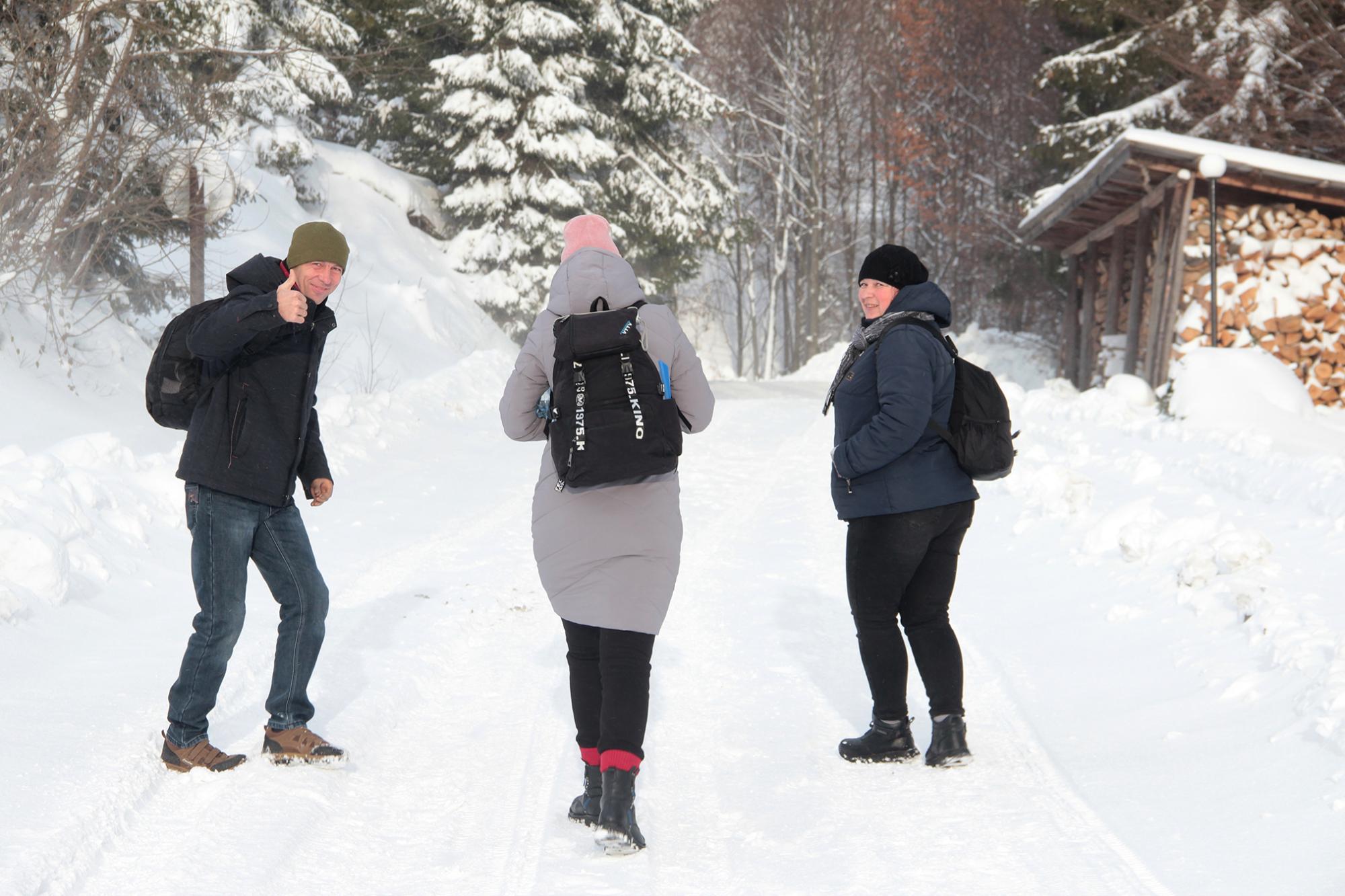 Військові та цивільні на прогулянці в горах