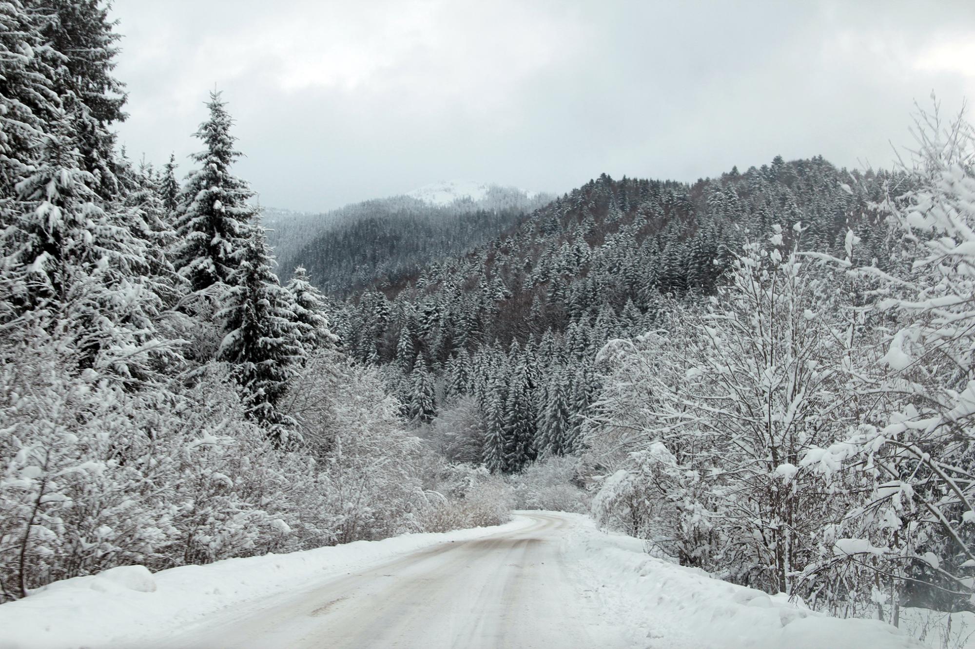 Засніжена дорога в горах