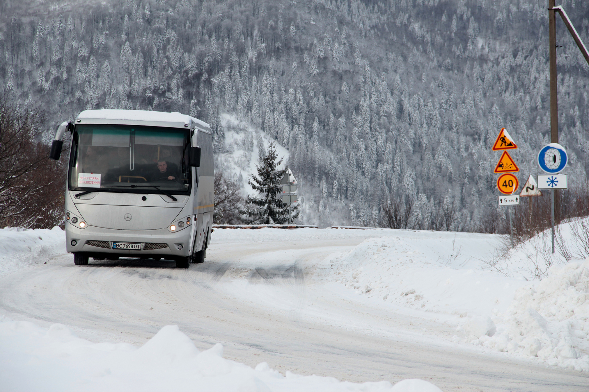 Автобус із учасниками поїздки у Карпати долає гірські серпантини