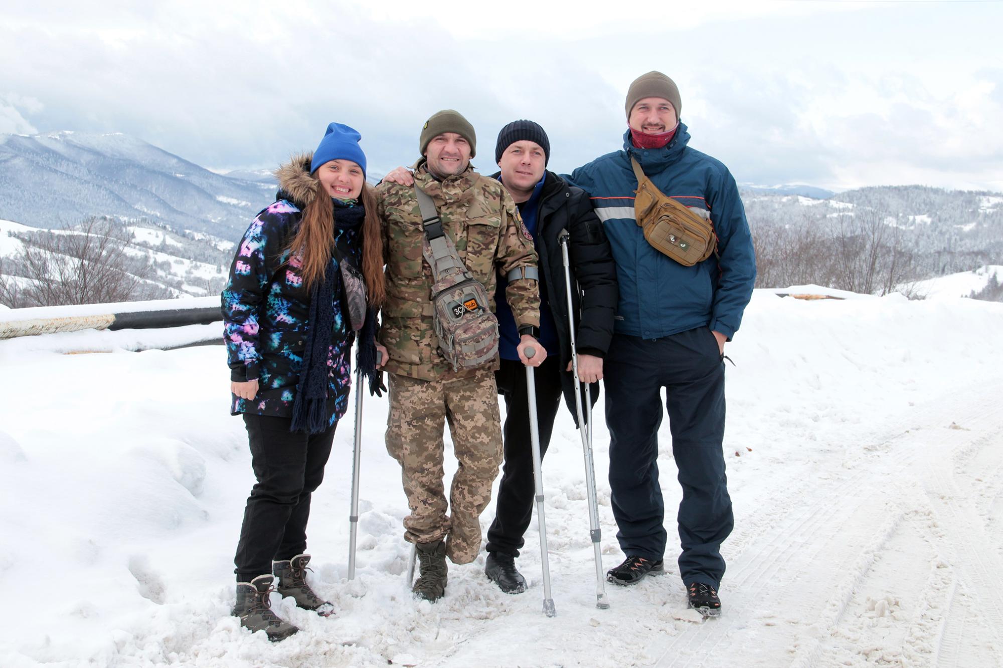 Військові з дружинами та побратимами на Синевирському перевалі
